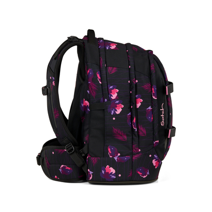 Schulrucksack in Schwarz mit lila-blauen Blumenmustern, seitliche Ansicht.