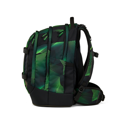 Schulrucksack in Seismic Green mit geometrischem Muster, seitlich präsentiert.