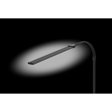 Schwarze Tischleuchte mit flexiblem Arm und dimmbarem Licht, vor dunklem Hintergrund.