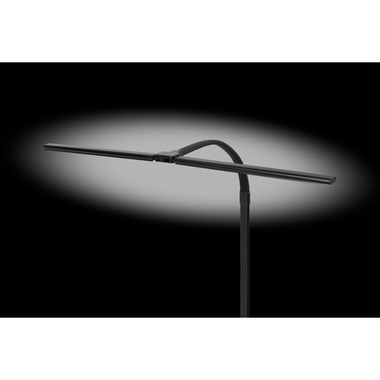 Schwarze Tischleuchte mit Doppelkopf und flexibler Lichtausrichtung auf schwarzem Hintergrund.