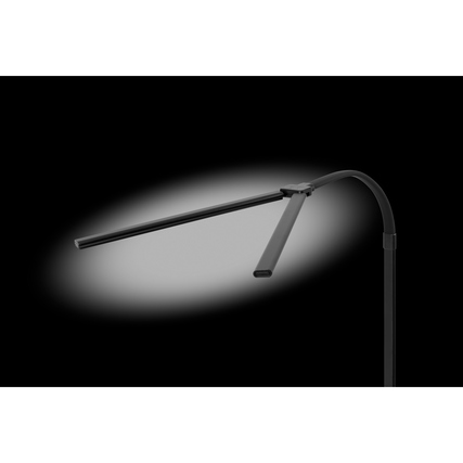 Schwarze Tischleuchte mit zwei flexiblen Lichtarmen auf dunklem Hintergrund.