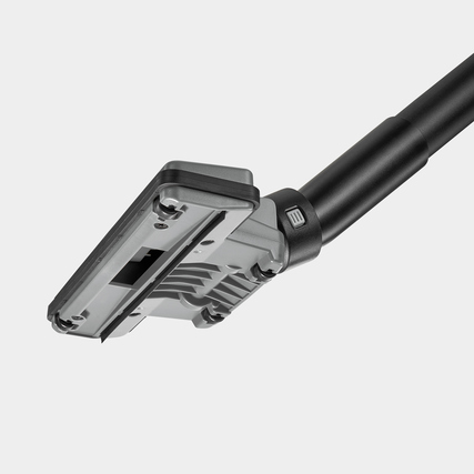 Sicht auf den Bürstenkopf eines Kärcher Bodenstaubsaugers mit Zubehöranschluss.