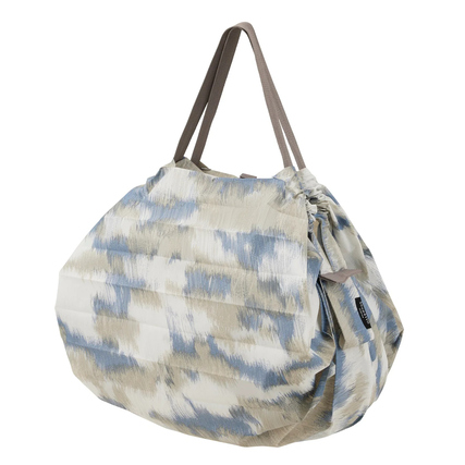 Beige Tragetasche mit blauen Wolkenmustern und zwei Henkel, in gefalteter Form dargestellt.
