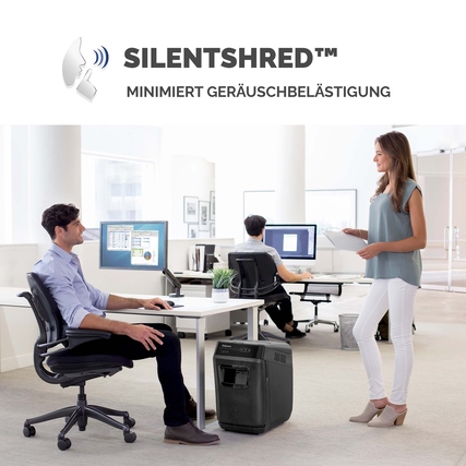 Aktenvernichter in Büroräume mit Nutzern, die am Schreibtisch arbeiten, dargestellt.