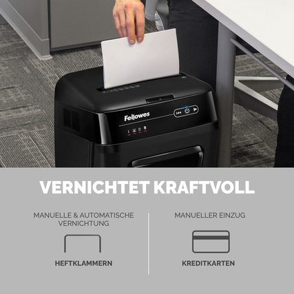 Aktenvernichter im Einsatz, während ein Blatt Papier manuell eingelegt wird.