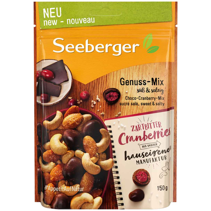 Nussmischung in einer Tüte zeigt Cashews, Zartbitter-Cranberries und farbige Schokoladenstücke.