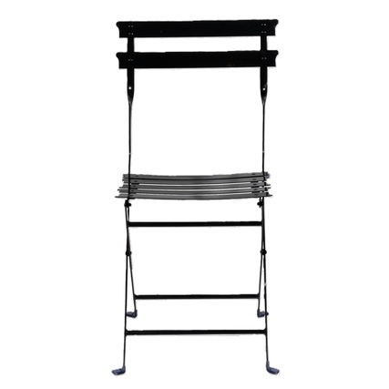 Schwarzer, klappbarer Gartenstuhl mit geflochtener Sitzfläche und Rückenlehne.