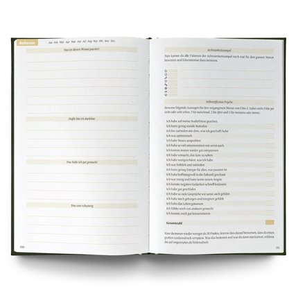Offene Seiten eines Buchkalenders mit Reflexions- und Planungselementen in neutralem Design.