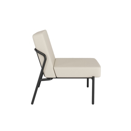 Sessel mit cremefarbenem Kunstlederbezug und schwarzem Gestell, Seitenansicht.