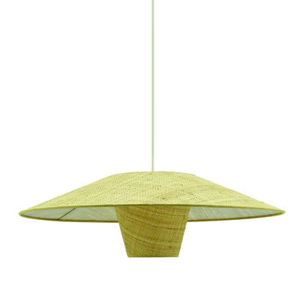Deckenleuchte mit schirmförmigem Design aus natürlichen Materialien und seitlicher Öffnung.