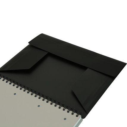 Schwarzes Organiserbook mit Doppelspiralbindung und offenem Fach für Notizen und Unterlagen.