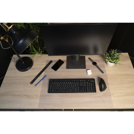Transparente Schreibunterlage auf einem Schreibtisch mit Monitor, Tastatur und Büroaccessoires.