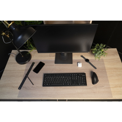 Schreibunterlage auf einem Schreibtisch mit Monitor, Tastatur, Maus und Zubehör.