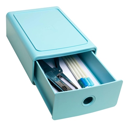 Frostblaue Schubladenbox mit offenem Schubladenauszug und Büroartikeln im Inneren.