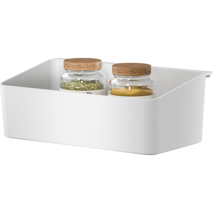 Weiße Küchenordnungsbox mit zwei Gläsern mit Holzdeckel, gefüllt mit Kräutern und Zitronen.