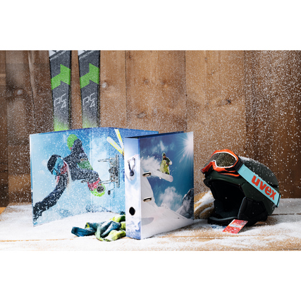 Ordner mit Wintersport-Motiv, umgeben von Schnee, Skiern und einem Helm, dekorativ präsentiert.