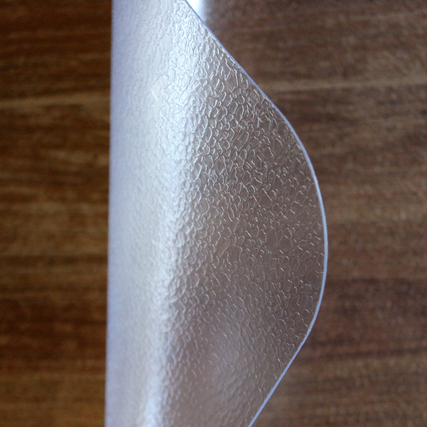 Transparente, leicht strukturierte Bodenschutzmatte aus Vinyl mit abgerundeten Ecken.
