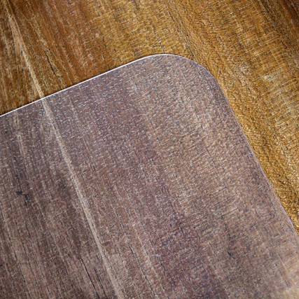 Transparente Bodenschutzmatte aus Vinyl auf einem holzähnlichen Bodenbelag.