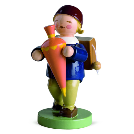 Dekorationsfigur eines Schuljungen mit Hut, der eine Schultüte und einen Rucksack hält.