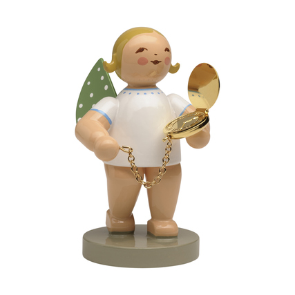 Dekorationsfigur eines Engels mit goldener Taschenuhr, auf runder Basis stehend.
