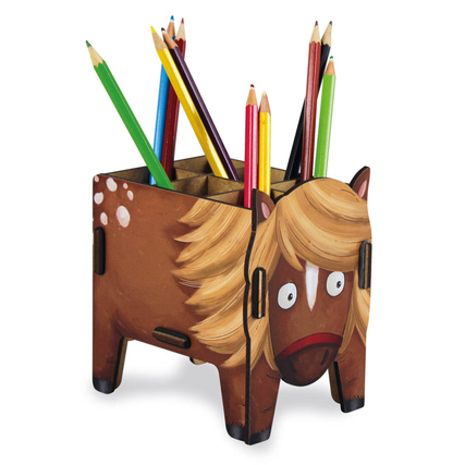 Stifteköcher in Form eines Ponys mit bunten Stiften darin.