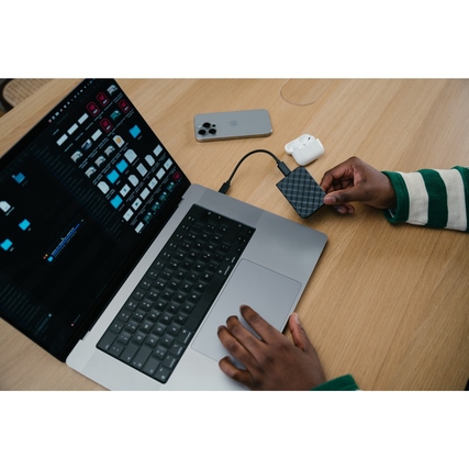 Externe Verbatim SSD im 3D-Diamanten-Design ist mit einem Laptop verbunden.