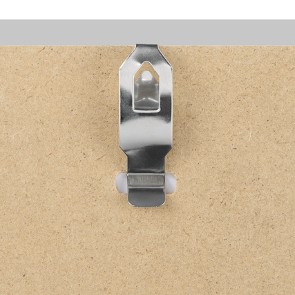 Hinteransicht eines Bilderrahmens mit Aufhängemechanismus und Schutzbeschichtung.