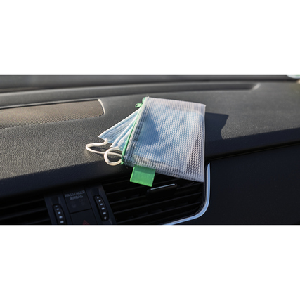 Transparente Reißverschlusstasche mit farbigem Reißverschluss auf einem Autoinnenraum.