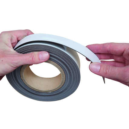 Hände halten ein rollenförmiges weißes Magnetband, während es teilweise abgezogen wird.