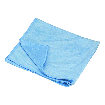 Blaues Mikrofasertuch auf einer flachen Oberfläche gelegt, teils umgeklappt.