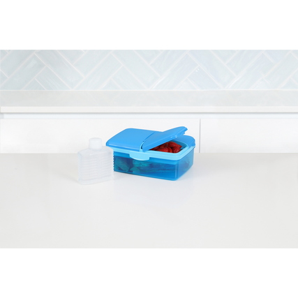 Blaue Lunchbox mit mehreren Fächern und einer 275 ml Flasche auf einem Tisch.