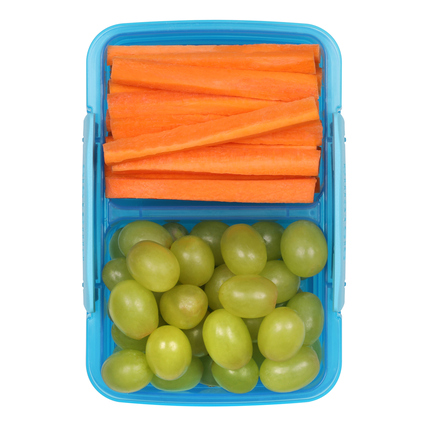 Lunchbox mit zwei Fächern, gefüllt mit Karottensticks und grünen Trauben.