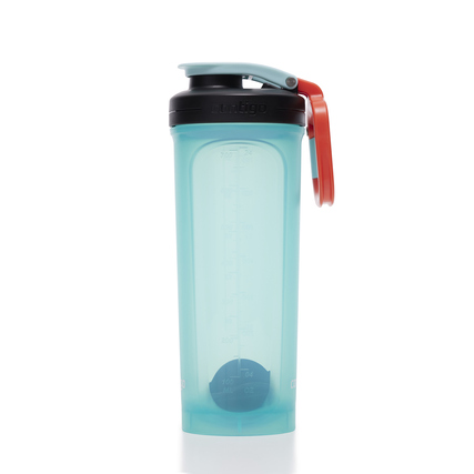 Transparente Shakerflasche mit einem roten Karabinergriff und auslaufsicherem Deckel.