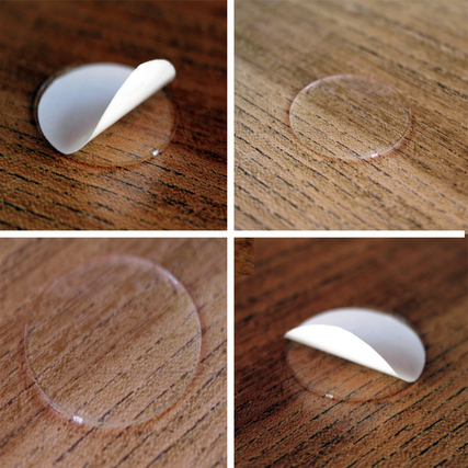 Rutschfeste Acryl-Pads in vier Bildern, die das Entfernen der Schutzfolie zeigen.