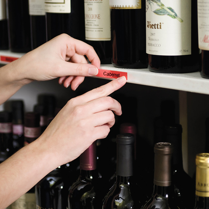 DYMO D1 Schriftbandkassette in rot schwarz, Anwendung beim Etikettieren von Weinflaschen.