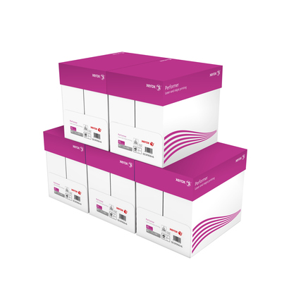Sechs Stapel Kartons mit Xerox Kopierpapier Performer in pink und weißer Verpackung.