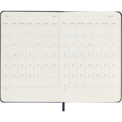 Offene Doppelseite eines Moleskine Buchkalenders für Juli und August 2026 mit leeren Feldern.