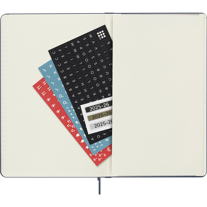 Offene Moleskine® Buchkalender mit drei unterschiedlichen Aufklebern auf der linken Seite.