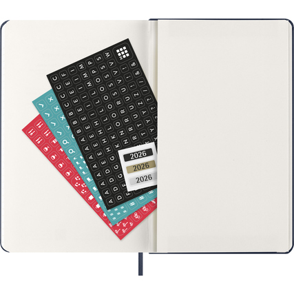 Blick auf den geöffneten Moleskine Buchkalender 2026 mit farbigen Aufklebern auf der linken Seite.