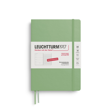 Grüner Buchkalender im A5-Format für das Jahr 2026 mit elastischem Verschluss und Label.