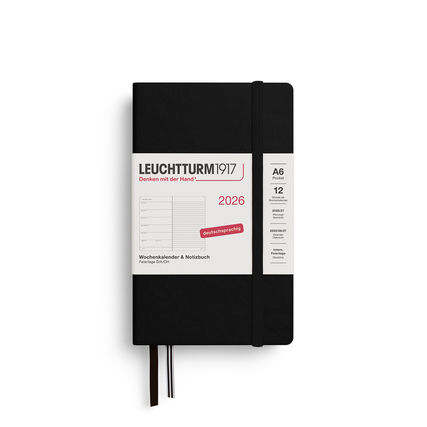 Schwarzer Buchkalender im DIN A6 Format für 2026 mit Wochenübersicht und Notizbuchseiten.