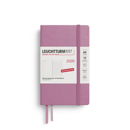 Buchkalender Pocket DIN A6 2026 in dusty rose mit Lesezeichen und Datenübersicht auf dem Cover.