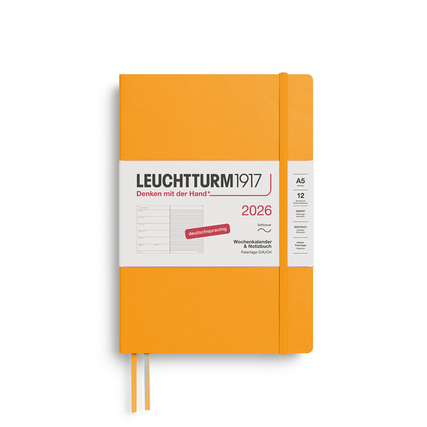 Orangener Buchkalender für 2026 im Format DIN A5 mit Gummiband und zwei Lesezeichen.