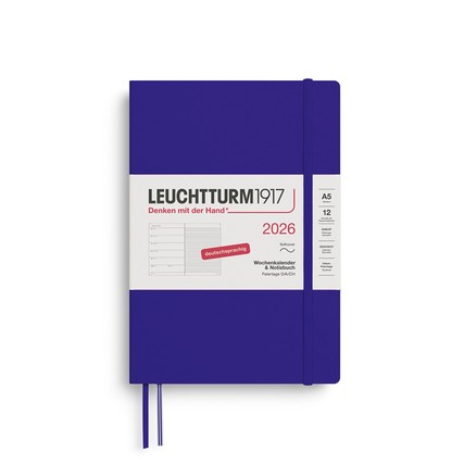 Blauer Buchkalender im A5-Format mit einem weißen Coverlabel und zwei Lesezeichen.