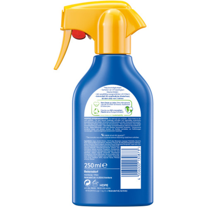 Rückansicht einer blauen Sprühflasche mit gelbem Sprühkopf für Sonnenschutzmittel.