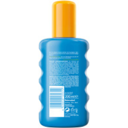 Rückansicht einer Flasche NIVEA SUN Sonnenschutzmittel mit gelbem Deckel und blauem Etikett.