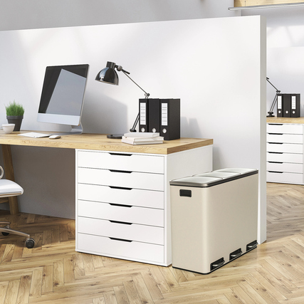 Tretabfalleimer in einem modernen Büro mit Schreibtisch, sichtbar ist die Soft-Close-Funktion.