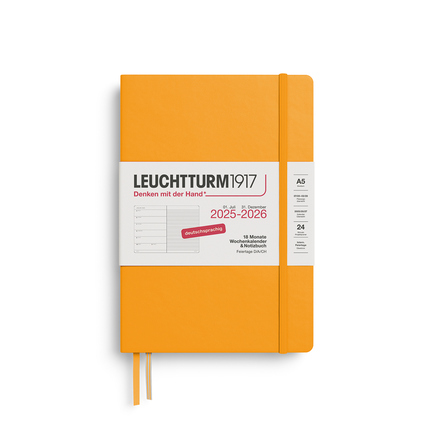 Kalender in orange mit einem weißen Umschlag und einem Aufkleber über den Produktinformationen.