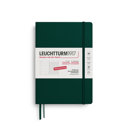 Grüner Buchkalender im A5-Format mit dünnem Gummiband und einem Etikett auf der Vorderseite.