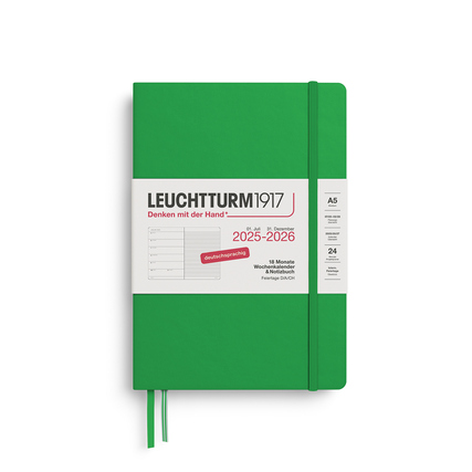 Grüner Buchkalender im DIN A5 Format für 2025-2026 mit Gummiband und Lesezeichen.